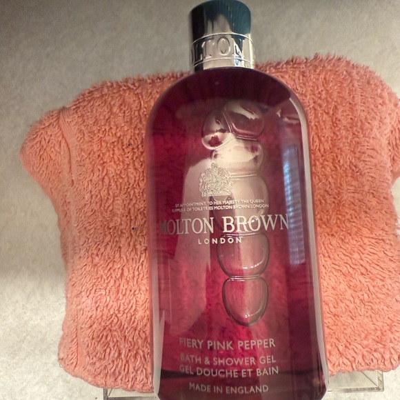 Molton Brown PinkPepper Body Wash Luxurious Bath Experience - Picture 3 of 5